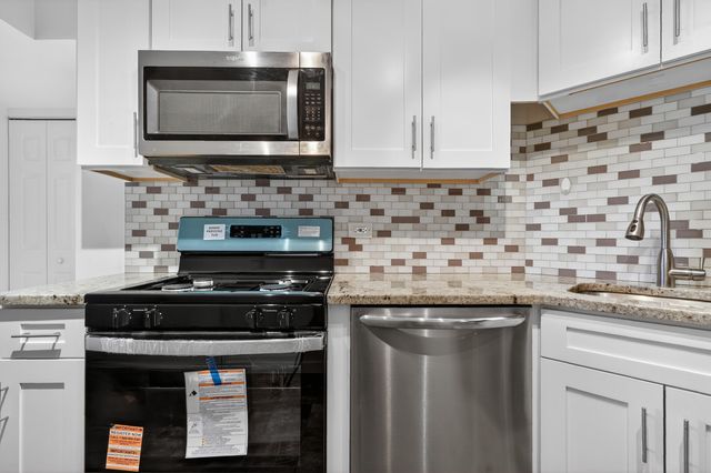 684 Quincy Bridge Lane 202, Glenview, IL 60025