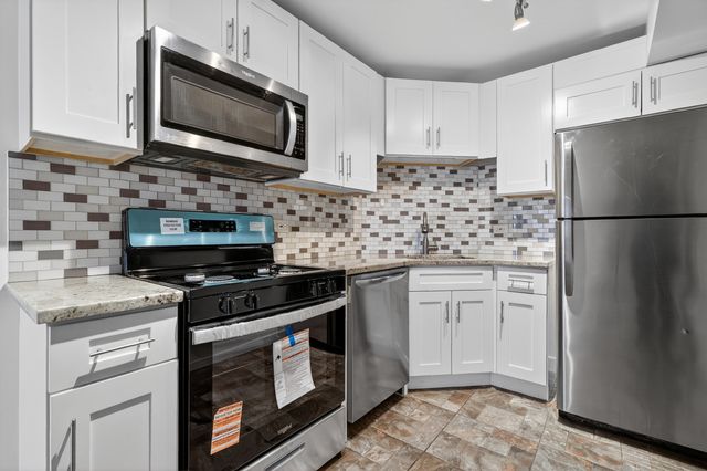 684 Quincy Bridge Lane 202, Glenview, IL 60025