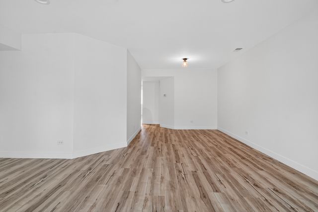 684 Quincy Bridge Lane 202, Glenview, IL 60025