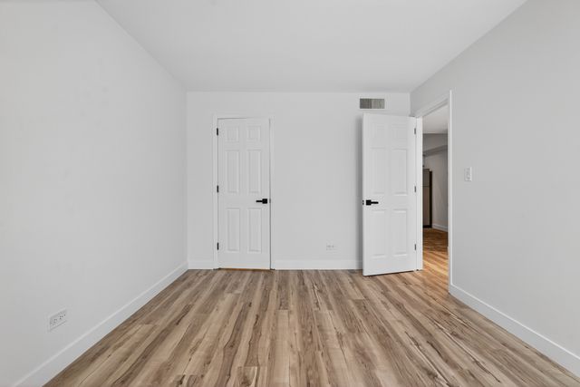684 Quincy Bridge Lane 202, Glenview, IL 60025