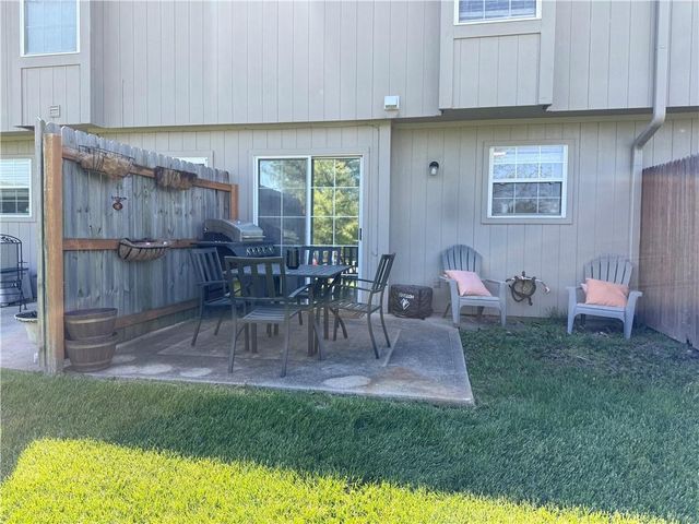 5613 NW Moonlight Meadow Court, Lee's Summit, MO 64064