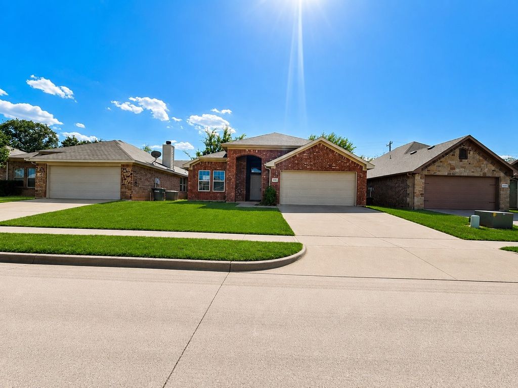 4204 Sapphire Lane, Granbury, TX 76049