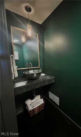 121 N Howard Street, Akron, OH 44308