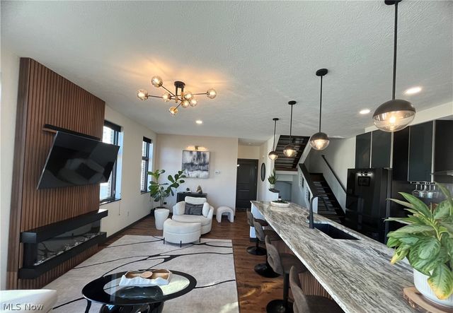 121 N Howard Street, Akron, OH 44308