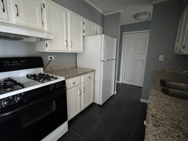 300 S Roselle Road 522, Schaumburg, IL 60193