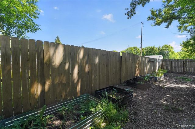 1060 W Williamson Avenue, Flint, MI 48507