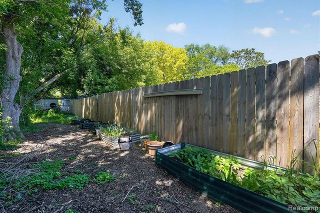1060 W Williamson Avenue, Flint, MI 48507