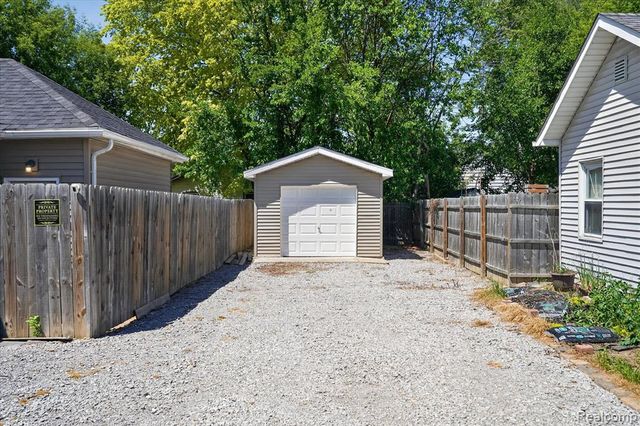 1060 W Williamson Avenue, Flint, MI 48507