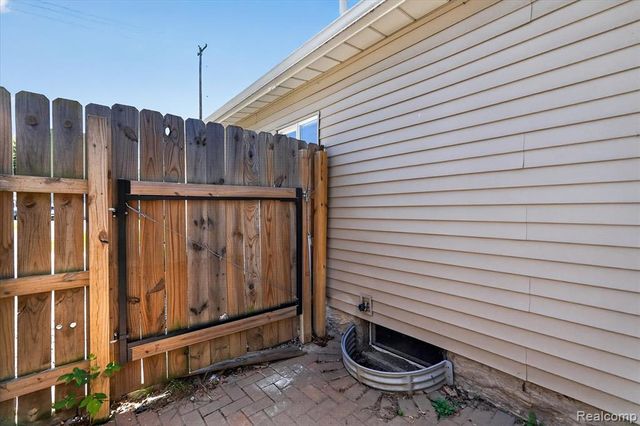 1060 W Williamson Avenue, Flint, MI 48507