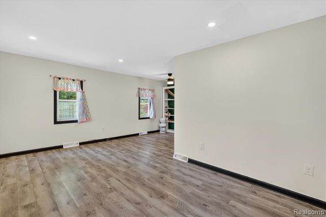 1060 W Williamson Avenue, Flint, MI 48507