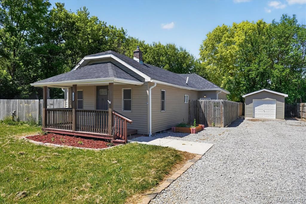 1060 W Williamson Avenue, Flint, MI 48507