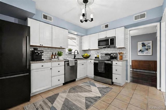 18570 Matthews Street, Riverview, MI 48193