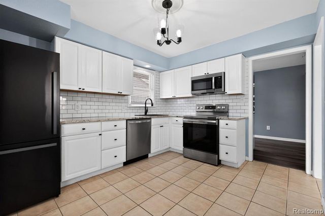 18570 Matthews Street, Riverview, MI 48193