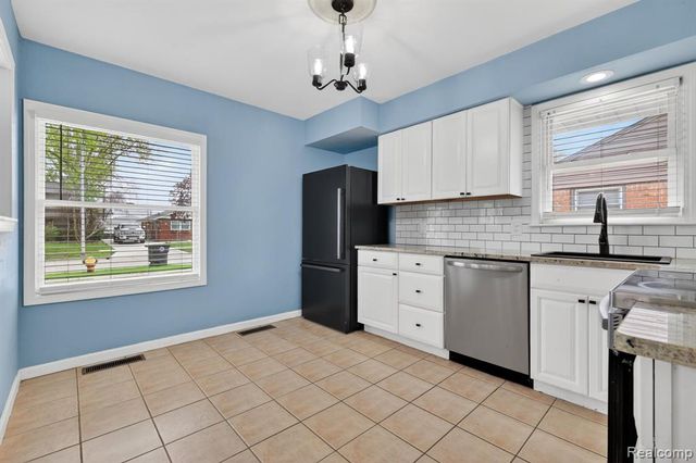 18570 Matthews Street, Riverview, MI 48193