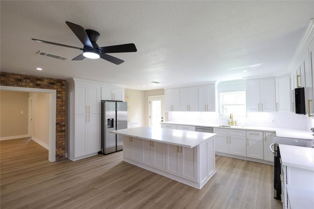 136 Talisman Street, Lake Jackson, TX 77566