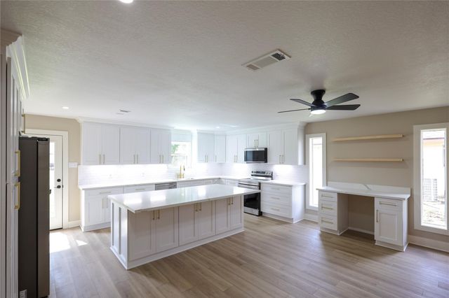 136 Talisman Street, Lake Jackson, TX 77566