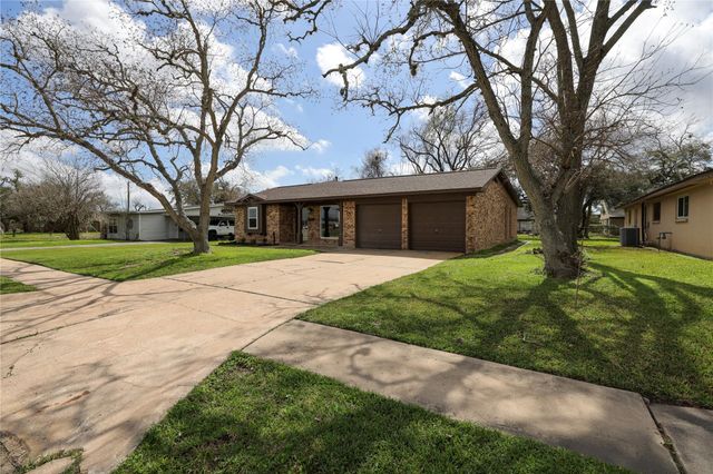 136 Talisman Street, Lake Jackson, TX 77566