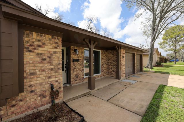 136 Talisman Street, Lake Jackson, TX 77566