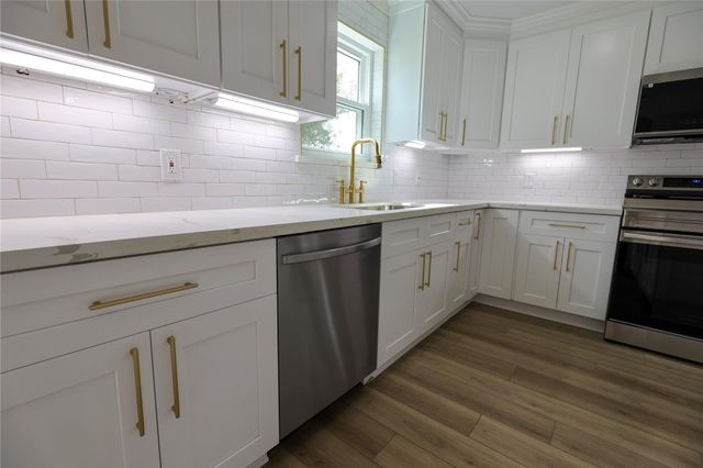 136 Talisman Street, Lake Jackson, TX 77566