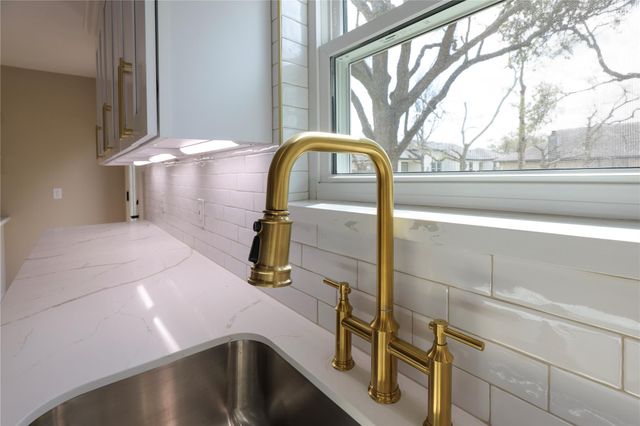 136 Talisman Street, Lake Jackson, TX 77566