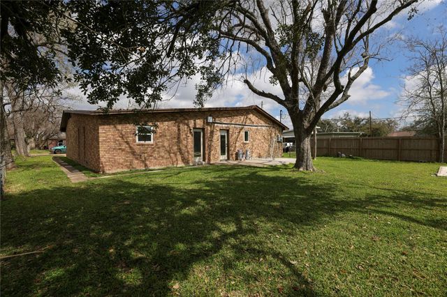 136 Talisman Street, Lake Jackson, TX 77566