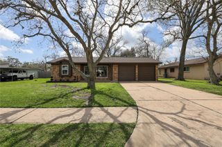 136 Talisman Street, Lake Jackson, TX 77566