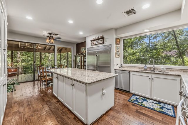 1776 Avenue S, Huntsville, TX 77340