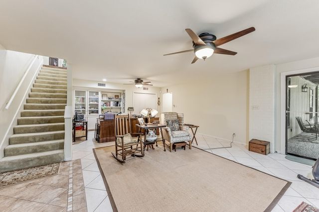 1776 Avenue S, Huntsville, TX 77340