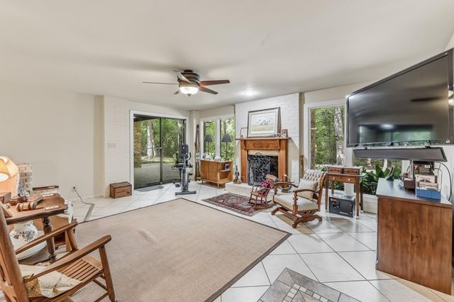 1776 Avenue S, Huntsville, TX 77340