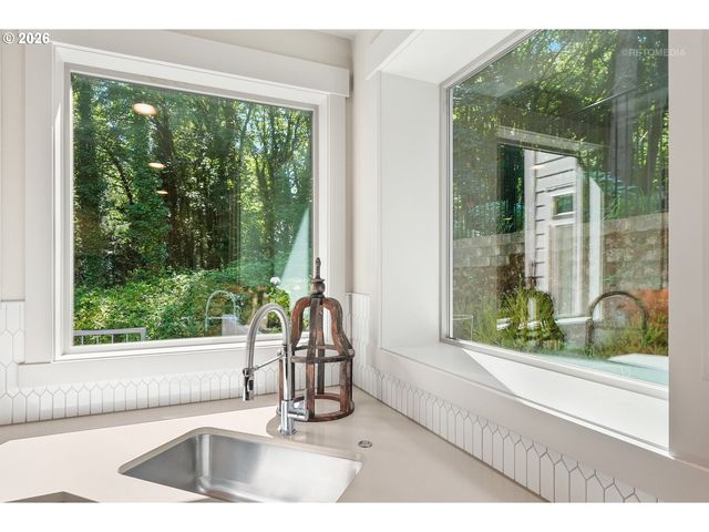 12252 Sw 13TH Ct, Portland, OR 97219