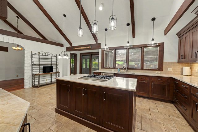 142 Seitz Dr, Salina, KS 67401