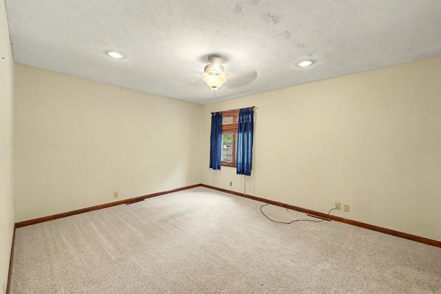 142 Seitz Dr, Salina, KS 67401