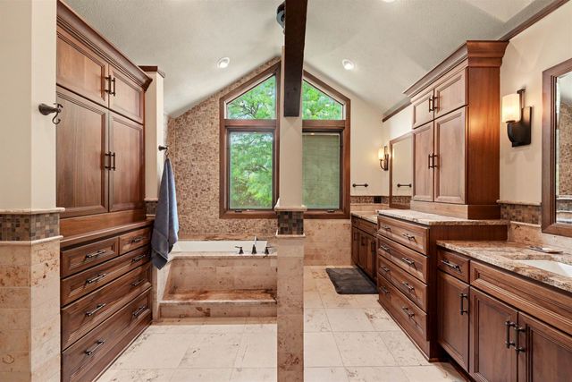 142 Seitz Dr, Salina, KS 67401