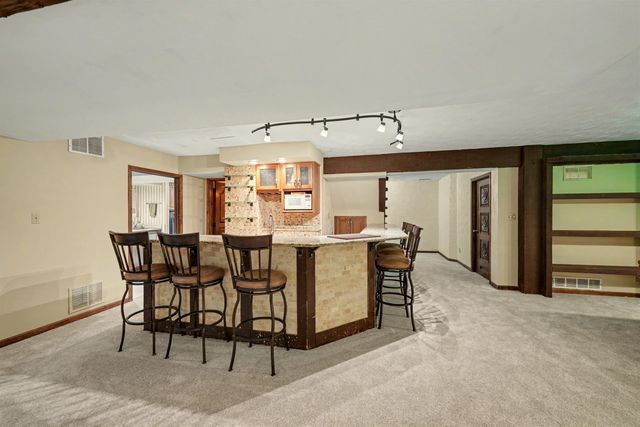 142 Seitz Dr, Salina, KS 67401