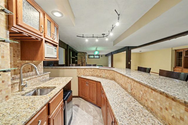 142 Seitz Dr, Salina, KS 67401