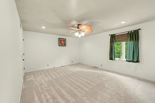 142 Seitz Dr, Salina, KS 67401