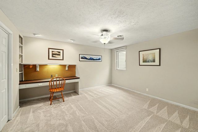 142 Seitz Dr, Salina, KS 67401