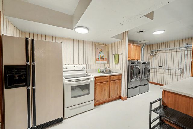 142 Seitz Dr, Salina, KS 67401