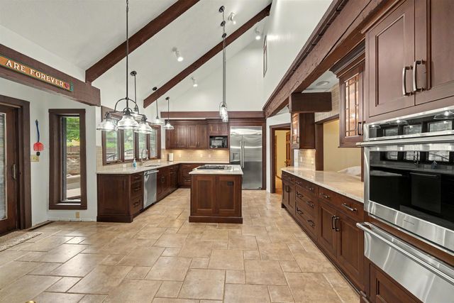 142 Seitz Dr, Salina, KS 67401