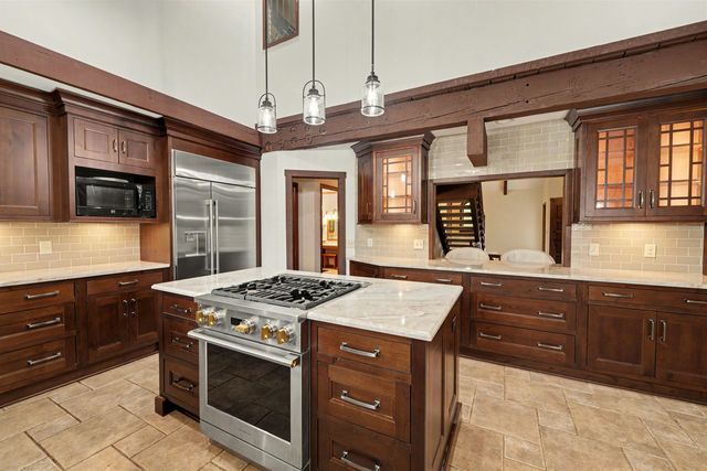 142 Seitz Dr, Salina, KS 67401
