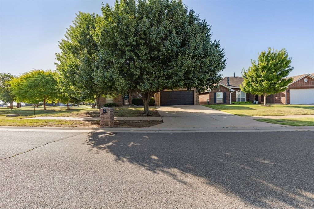 4200 Manhattan Drive, Moore, OK 73160