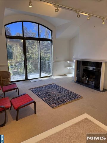 2 Sinclair Court, Teaneck, NJ 07666