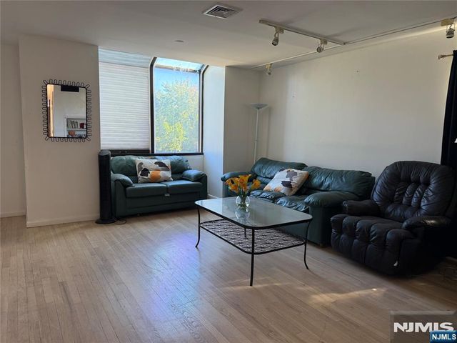 2 Sinclair Court, Teaneck, NJ 07666