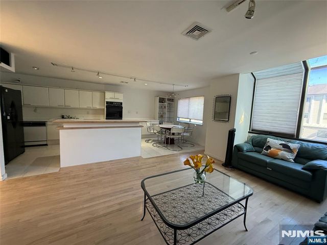 2 Sinclair Court, Teaneck, NJ 07666
