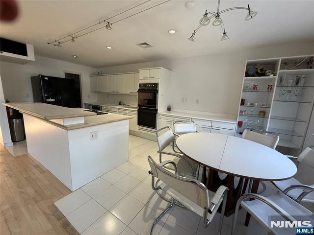 2 Sinclair Court, Teaneck, NJ 07666
