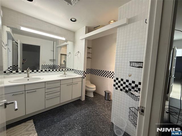 2 Sinclair Court, Teaneck, NJ 07666