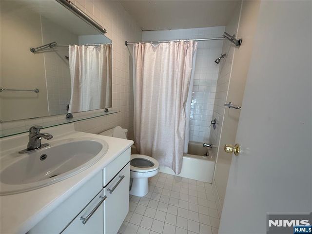 2 Sinclair Court, Teaneck, NJ 07666