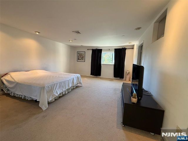 2 Sinclair Court, Teaneck, NJ 07666