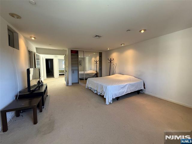 2 Sinclair Court, Teaneck, NJ 07666