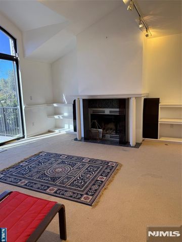2 Sinclair Court, Teaneck, NJ 07666